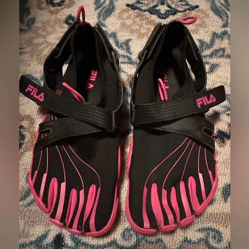 2/30$ 🛍️ FILA Water Shoes/ Sandals/ Toe Shoes. Outdoor Adventure.